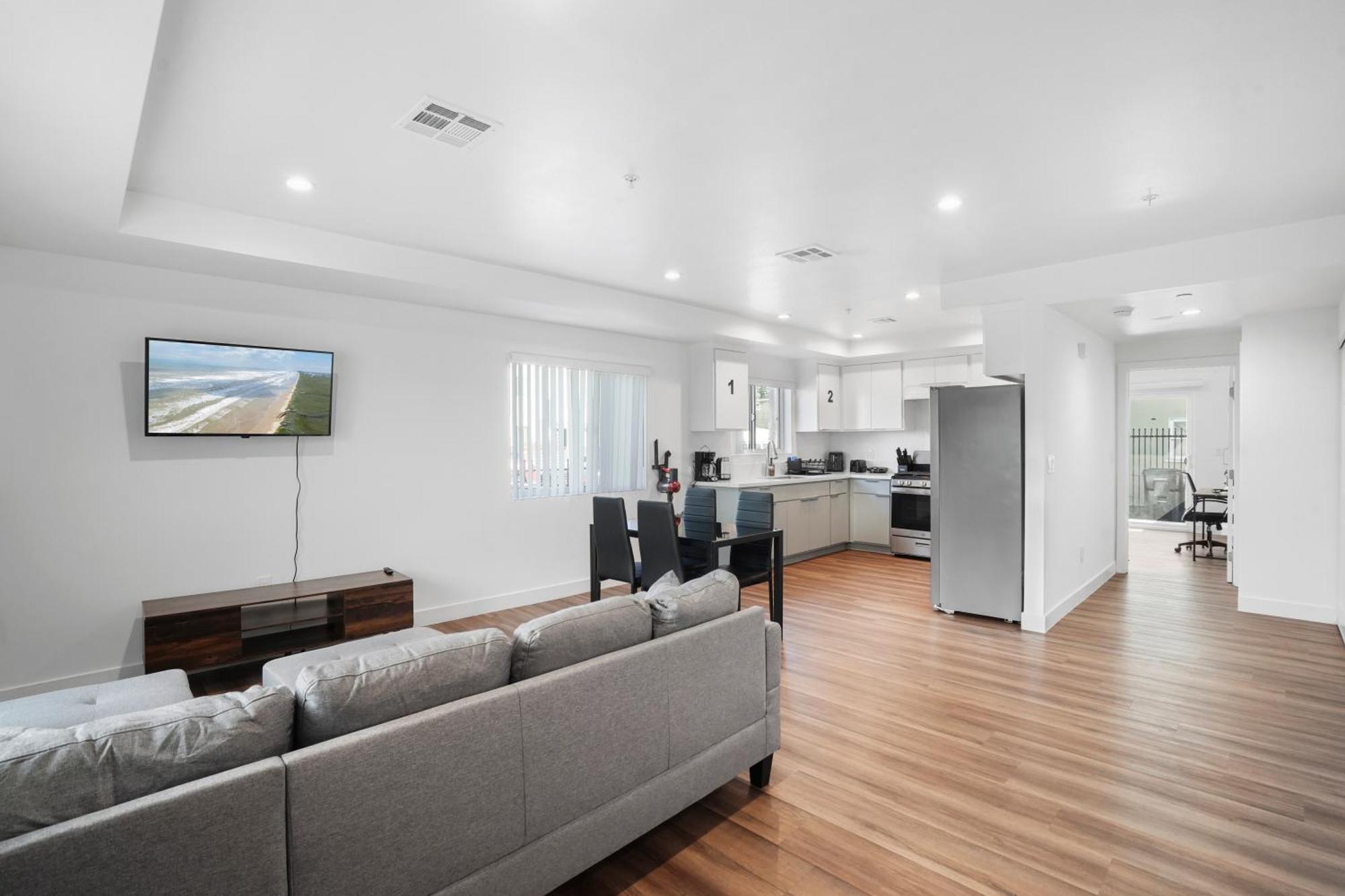 Spacious Bedroom With Shared Bathroom Los Angeles Bagian luar foto