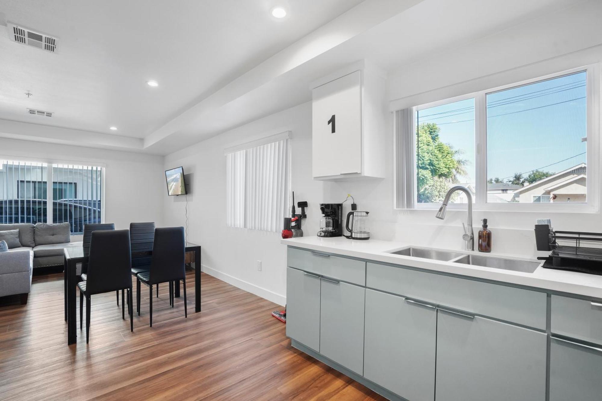 Spacious Bedroom With Shared Bathroom Los Angeles Bagian luar foto