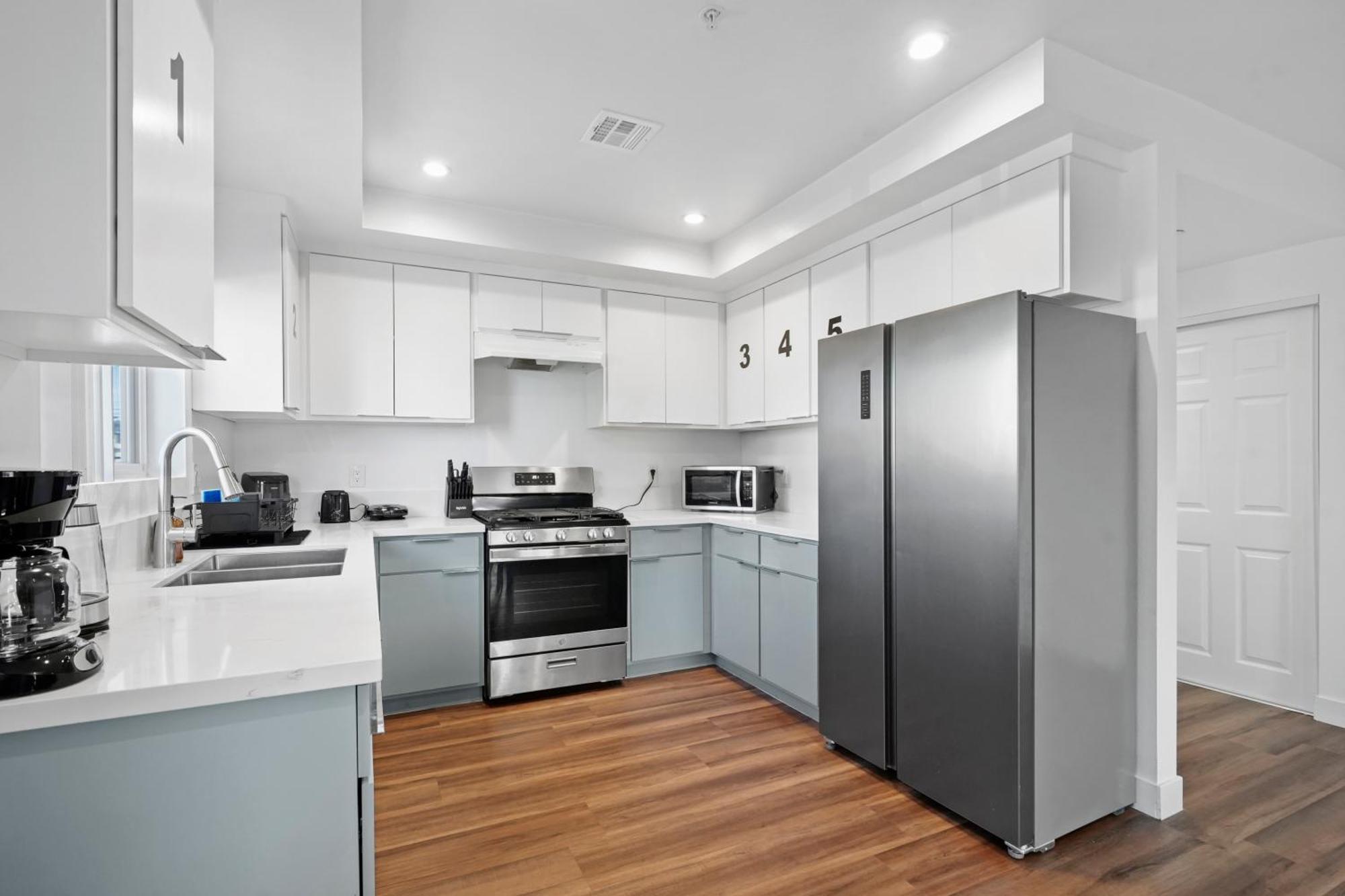 Spacious Bedroom With Shared Bathroom Los Angeles Bagian luar foto