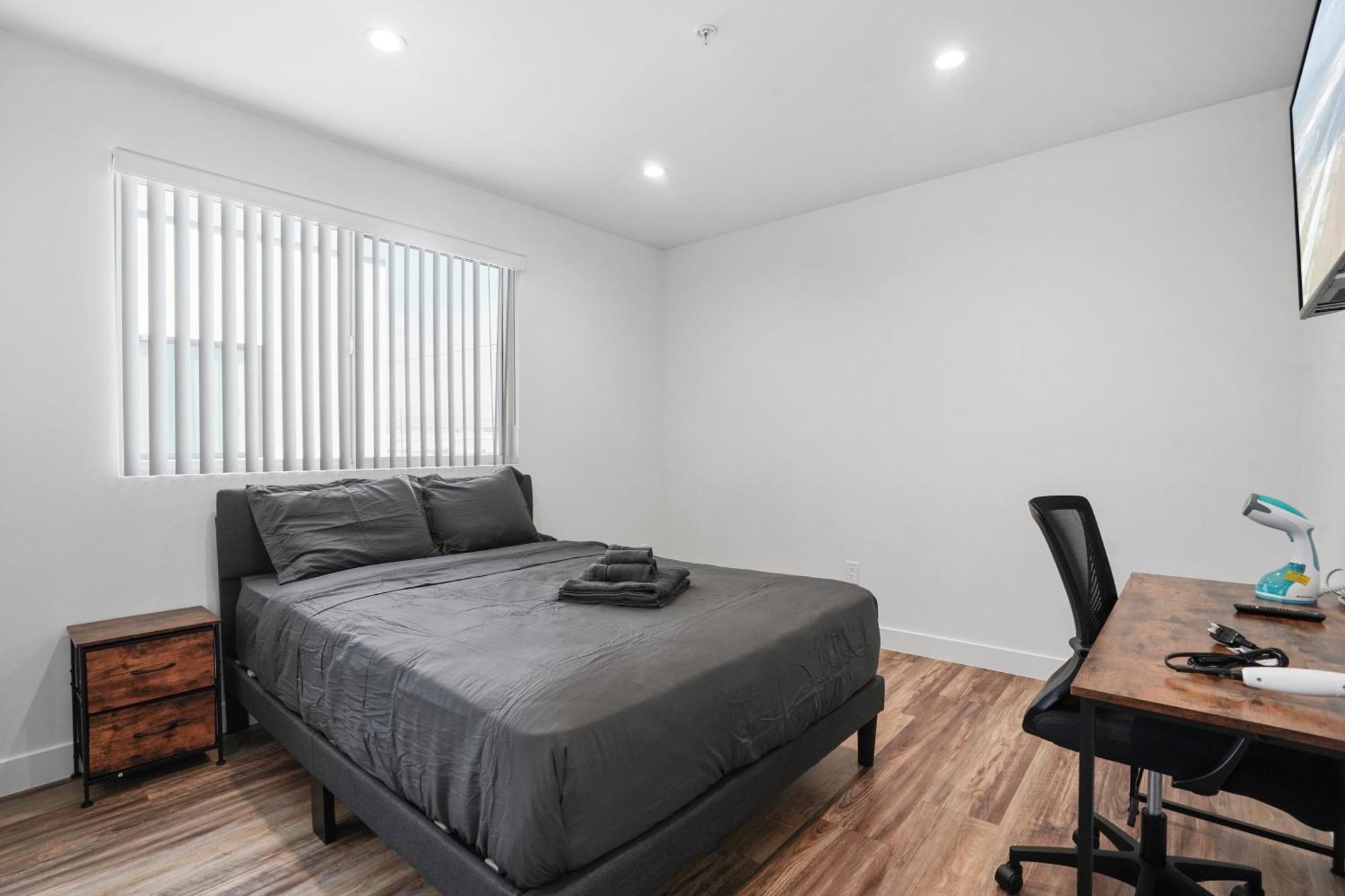 Spacious Bedroom With Shared Bathroom Los Angeles Bagian luar foto